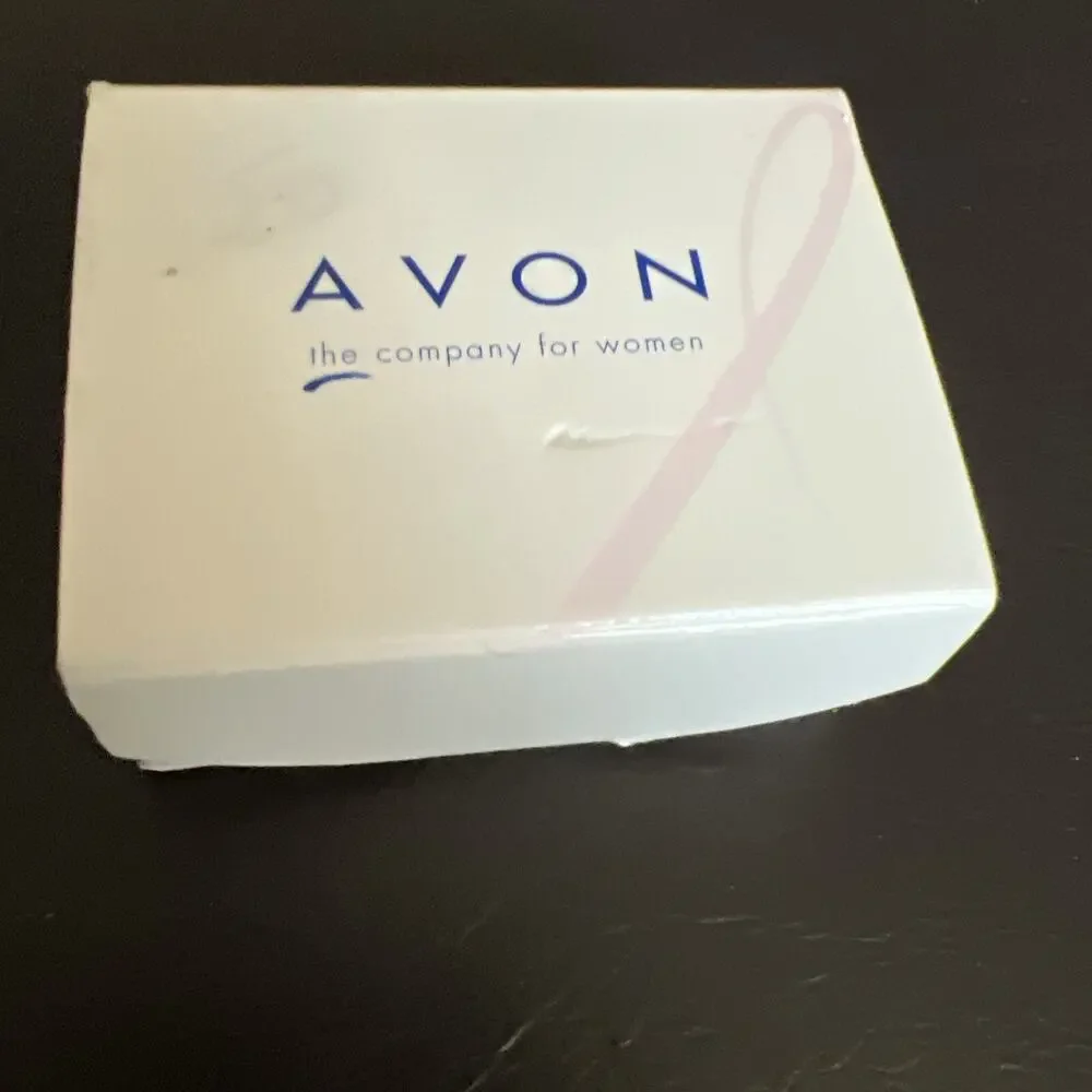 New in Original Box AVON 2000 PINK Rhinestone RIBBON Gold Tone PIN Breast Cancer
